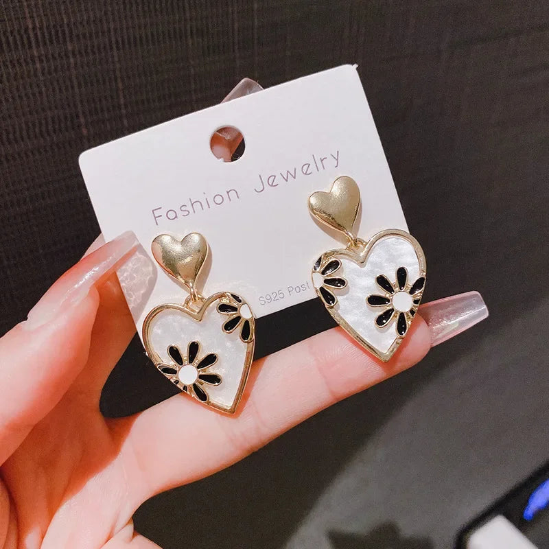 Fashionable Retro Flower, Heart-Shaped Women's Earrings with Daisy Pattern Enamel.