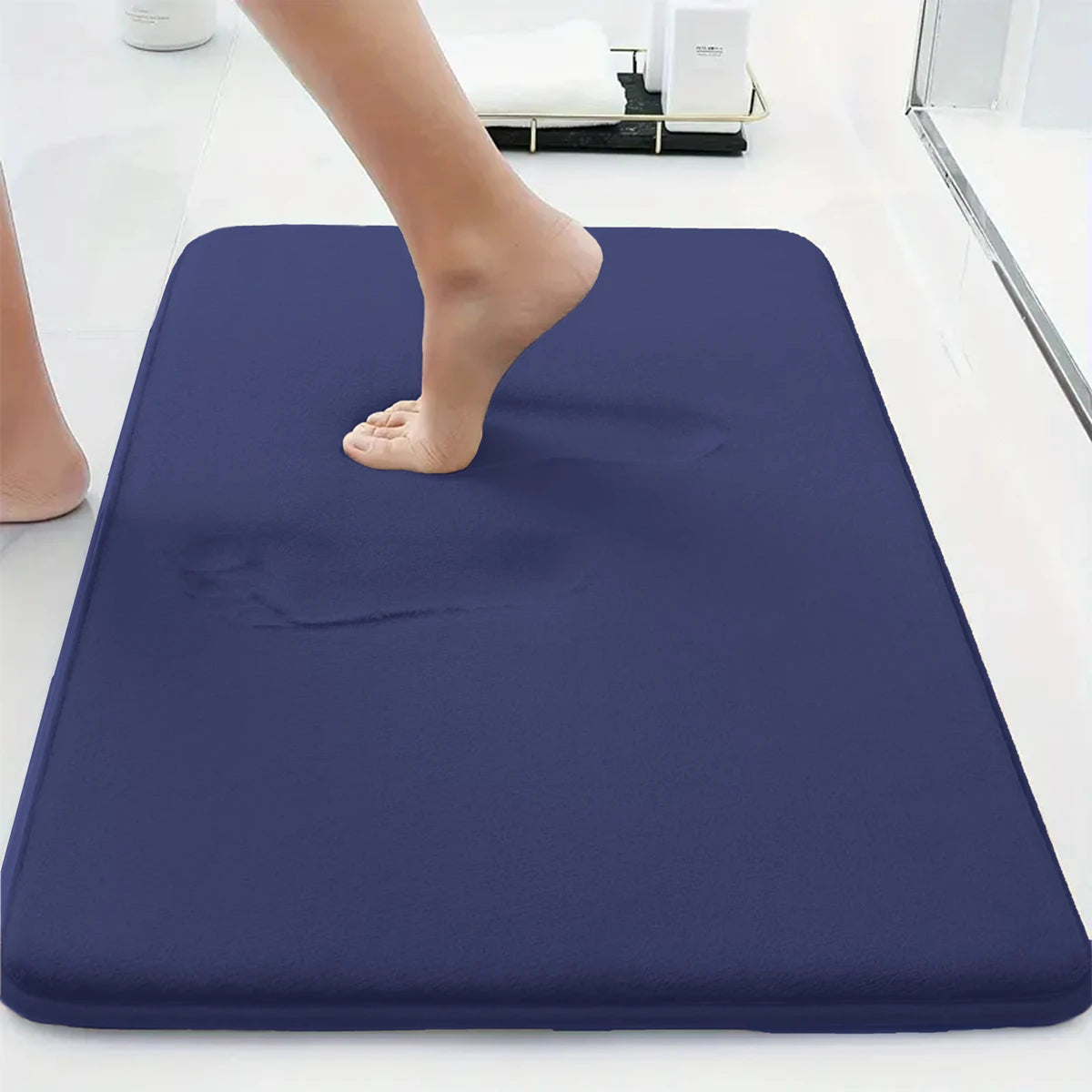 Solid color bathroom absorbent mat, thick sponge shower room non-slip mat, flannel and dirt-resistant.