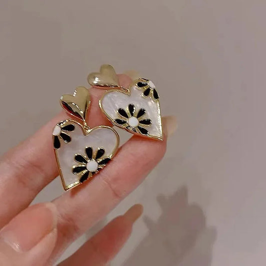 Fashionable Retro Flower, Heart-Shaped Women's Earrings with Daisy Pattern Enamel.