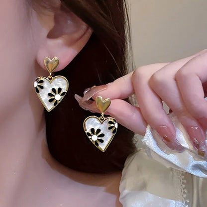 Fashionable Retro Flower, Heart-Shaped Women's Earrings with Daisy Pattern Enamel.