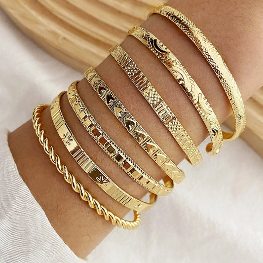 7 Pcs/Set,  Gold Color Bracelets for Women .  Streetwear, Heart Prints Metal Design Open Bangle Fashion Jewelry Gifts