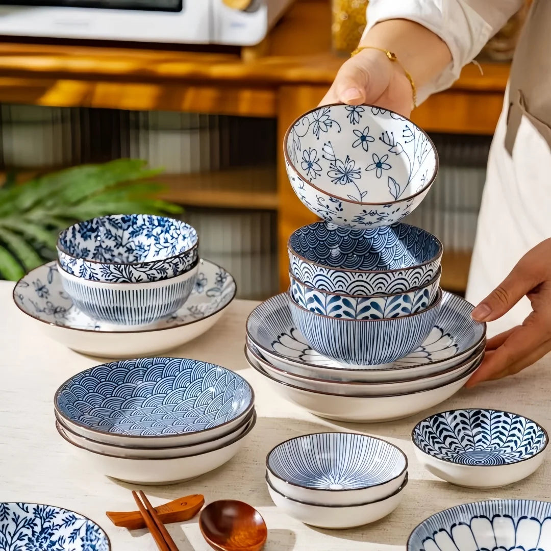 Japanese - style blue and white hand - painted 4.5 - inch ceramic bowl, retro - style rice bowl for home use.