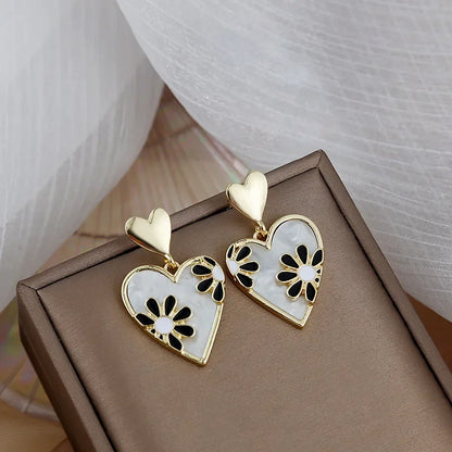 Fashionable Retro Flower, Heart-Shaped Women's Earrings with Daisy Pattern Enamel.